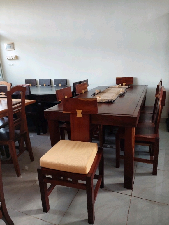 Table à manger  et chaises en bois